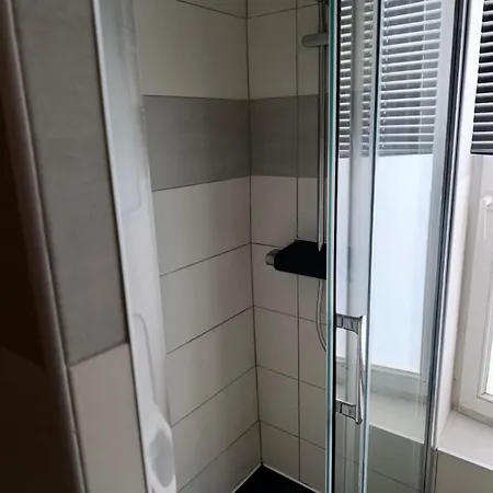 Modern Bright 2 Bedroom 17 Apartment *