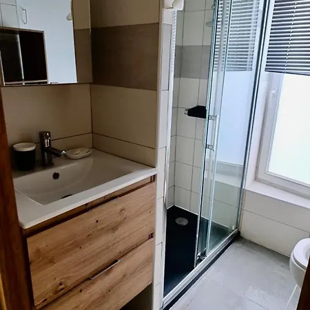 Modern Bright 2 Bedroom 17 Apartment *
